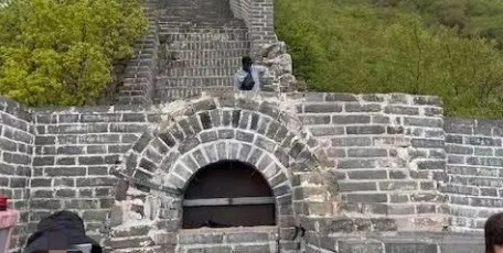 两名外籍游客翻越长城，慕田峪长城景区将其列入“黑名单”