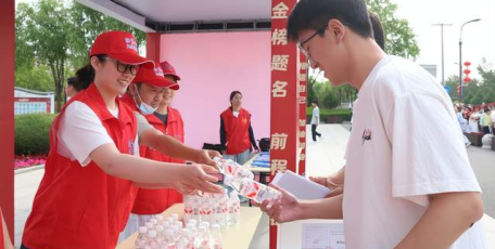 “爱心助考 为梦护航”——九建集团志愿服务温情守护高考学子