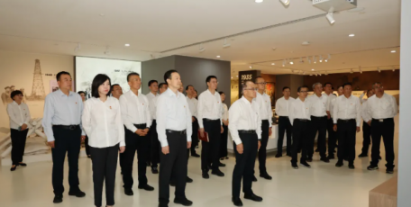 延长石油集团公司领导班子赴延长石油展示中心和反腐倡廉教育基地现场学习