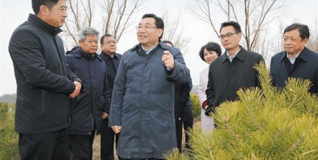 认真学习贯彻党的十九届四中全会精神 持续推进主题教育脱贫攻坚和生态保护