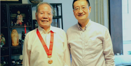 省局党组“七一”前夕走访慰问老党员并颁发“光荣在党50年”纪念章