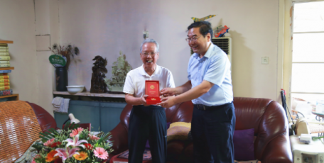 张晓光带队看望慰问老党员、老干部和生活困难党员