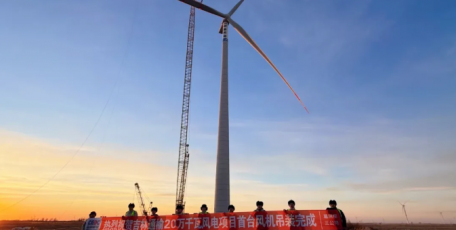 一线就是前线·大干四季度 | 通榆风电首台风机吊装告捷