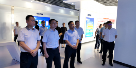 首批在陕企业家来临渭区考察