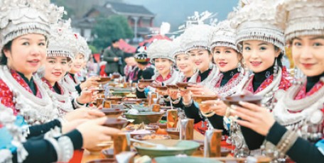 中国政府靠什么赢得民众高度信任？