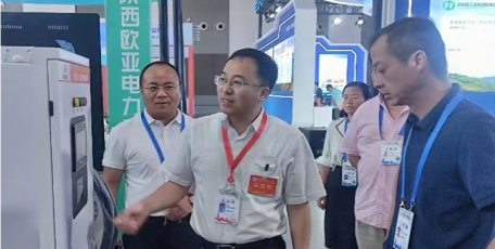 省工信厅党组成员、副厅长黄新波检查丝博会先进制造业展馆布置工作