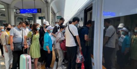 全国铁路暑运结束 客流同比去年增长1.3%