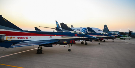 中国空军亮相埃及航展 运-20进行飞行展示