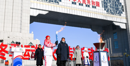 “十四冬”火炬在内蒙古呼伦贝尔传递