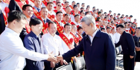 延安市召开劳动模范表彰大会