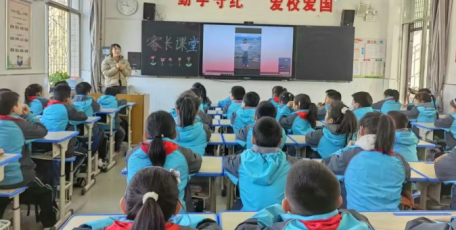 当收费员站上讲台时