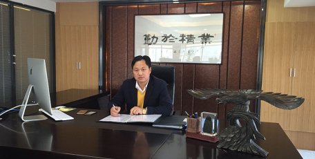 第八届陕西省优秀企业家风采 ——陕西雄峰实业集团有限公司 董事长 杨立智