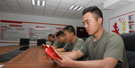 神南产业公司：小小“口袋书”，掀起普法“大热潮”