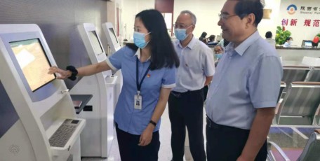 张晓光参加“坐窗口、走流程、跟执法”活动