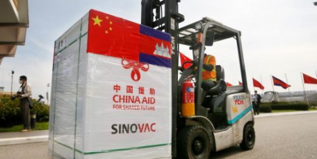 中国新一批援柬新冠疫苗运抵 柬首相洪森到机场迎接