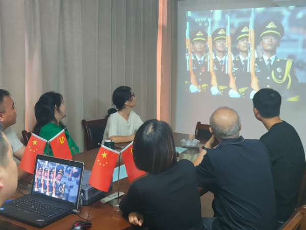 陕西省企业家协会党支部组织收看纪念中国人民抗日战争暨世界反法西斯战争胜利          80周年纪念大会实况